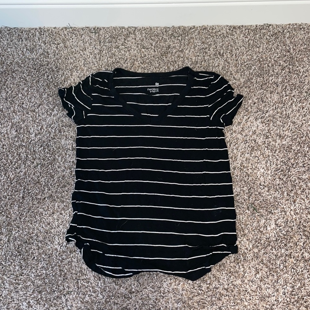 I am selling a black and white blouse. It’s in good condition!! It’s brand SO